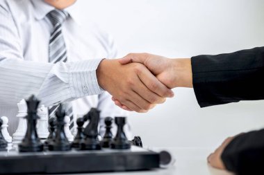 Oyuncu, İşadamı ve İş kadınıyla Siyah-Beyaz satranç