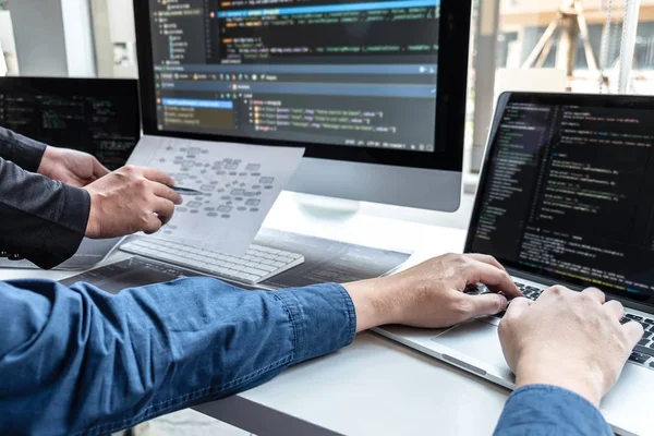 Equipe de programador desenvolvedor trabalhando no projeto em software deve — Fotografia de Stock