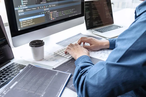 Programmeur développeur travaillant sur un projet de développement logiciel — Photo