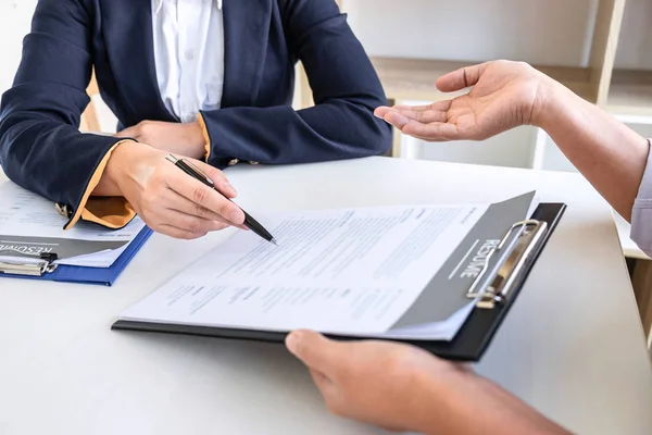 Bewerbungsgespräch erwägen und Kandidaten Fragen stellen — Stockfoto