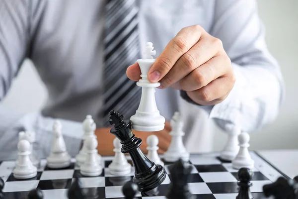 Černobílé šachy s hráčem, Ruce podnikatele myšlení — Stock fotografie