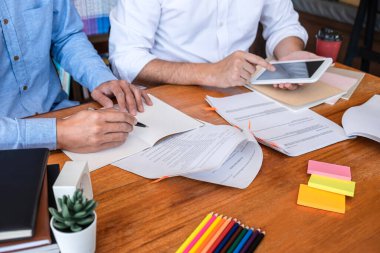 Arkadaşlık eğitimini konu alan özel ders kitapları, kütüphanede ders çalışan, yardım eden ve ders alan grup öğrencileri, ödev öğrenme veya sınava tabi tutulmak üzere kütüphanede kitaplar..