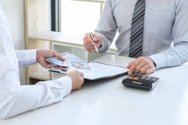 İş adamı, yolsuzluk, yasadışı, sahtekarlık, rüşvet ve yolsuzluk konseptinde anlaşmayı başarıya ulaştırmak için ortaklarının zarfına rüşvet veriyor..