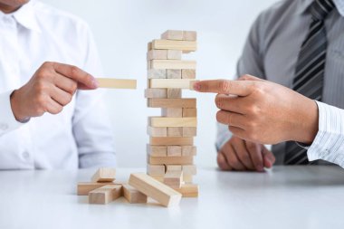 Ticarette Risk ve Strateji Planlama, iki iş adamının el ele verip tahta blok yapısını kulede büyütmesi ve planlama ve geliştirmenin başarıya ulaşması.