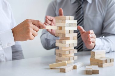 Ticarette Risk ve Strateji Planlama, iki iş adamının el ele verip tahta blok yapısını kulede büyütmesi ve planlama ve geliştirmenin başarıya ulaşması.
