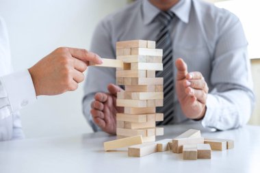 Ticarette Risk ve Strateji Planlama, iki iş adamının el ele verip tahta blok yapısını kulede büyütmesi ve planlama ve geliştirmenin başarıya ulaşması.