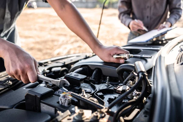 Équipe Techniciens Travaillant Mécanicien Voiture Faisant Service Réparation Automobile Travailleur — Photo