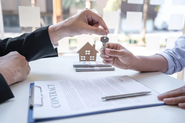 Fastighetsmäklare Presenterar Bostadslån Och Skicka Nycklar Till Kund Efter Att — Stockfoto