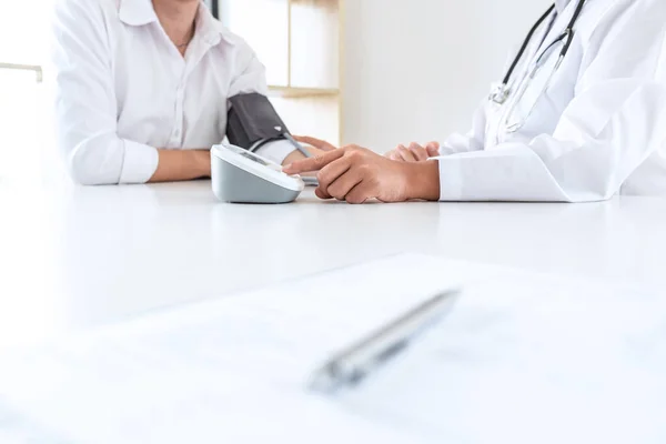 Doctor Using Blood Pressure Monitor Stethoscope Checking Measuring Arterial Blood — Stock Photo, Image