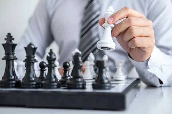 Černobílé Šachy Hráčem Ruce Podnikatele Myšlení Přesunout Figuru Šachy Soutěži — Stock fotografie