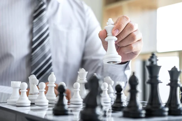 Černobílé Šachy Hráčem Ruce Podnikatele Myšlení Přesunout Figuru Šachy Soutěži — Stock fotografie