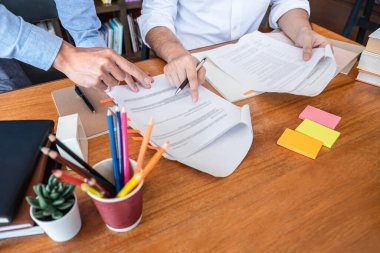 Öğretmenlik ve öğrenim kursları, genç öğretmen ya da öğretmenlerden oluşan bir ekip öğrencilere ödevleri için sınıfta öğrenmelerine yardımcı olur..