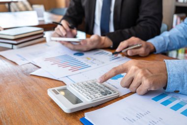 Yatırım finans projesinin planlanması ve ortakla iş yapma stratejisinin tartışılması üzerine iş ekibi yönetici sunumu.