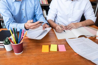 Öğretmenlik ve öğrenim kursları, genç öğretmen ya da öğretmenlerden oluşan bir ekip öğrencilere ödevleri için sınıfta öğrenmelerine yardımcı olur..