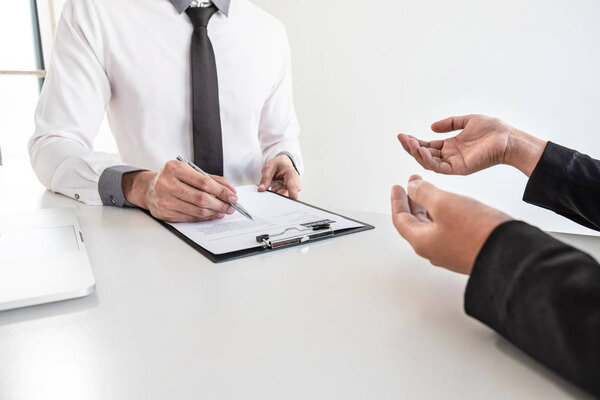 В интервью бизнесмену рассмотрят резюме разговора во время о профиле кандидата на проведение собеседования прислушайтесь к ответам, сидя на рабочем совещании в офисе
.