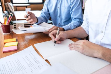 Arkadaşlık eğitimini konu alan özel ders kitapları, kütüphanede ders çalışan, yardım eden ve ders alan grup öğrencileri, ödev öğrenme veya sınava tabi tutulmak üzere kütüphanede kitaplar..