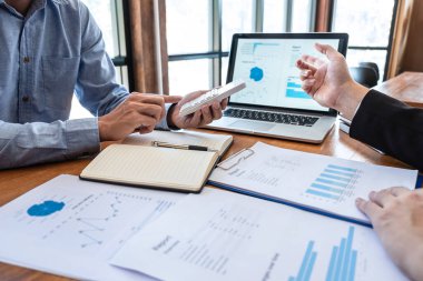 Yatırım finans projesinin planlanması ve ortakla iş yapma stratejisinin tartışılması üzerine iş ekibi yönetici sunumu.