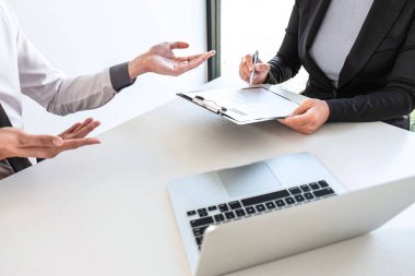 İş görüşmesi yapmayı ve aday soruları sormayı aday profili hakkında bir özgeçmiş görüşmesi yapmayı, bir iş görüşmesi yapmayı düşün ve düşünceleri dinle..