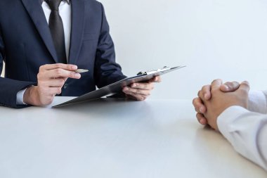 İş adamı röportajı, bir iş görüşmesi adayının profili hakkında bir özgeçmiş görüşmesini ofiste otururken cevapları dinleyin..