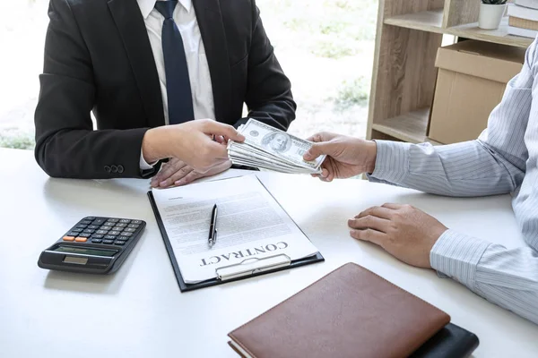 Geschäftsmann Der Bestechungsgeld Den Umschlag Ihres Partners Geben Den Erfolg — Stockfoto