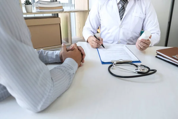 Doctor Patient Discussing Consultation Symptom Problem Diagnosis Disease Talk Patient — Stock Photo, Image