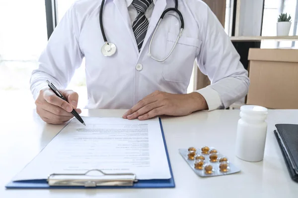 Arzt Arbeitet Und Schreibt Auf Papier Bericht Krankenhaus Und Medizinisches — Stockfoto