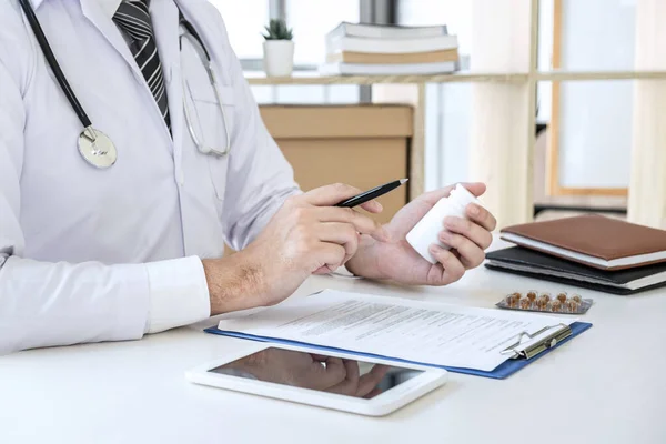 Médico Trabalhando Escrevendo Relatório Papel Estetoscópio Hospitalar Médico Medicina Área — Fotografia de Stock