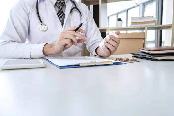 Arzt Arbeitet Und Schreibt Auf Papier Bericht Krankenhaus Und Medizinisches — Stockfoto