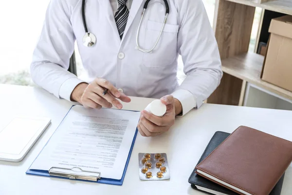 Arzt Arbeitet Und Schreibt Auf Papier Bericht Krankenhaus Und Medizinisches — Stockfoto