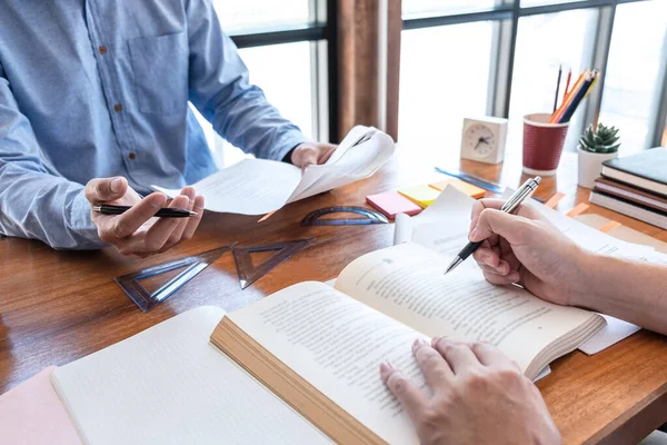 Libros Tutoría Con Educación Amigos Estudiantes Grupo Estudiando Enseñando Ayudando — Foto de Stock