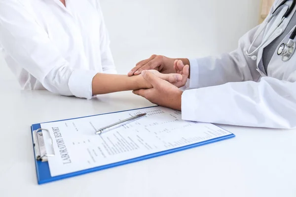 Control Médico Presión Medición Pulso Mano Del Paciente Por Las — Foto de Stock