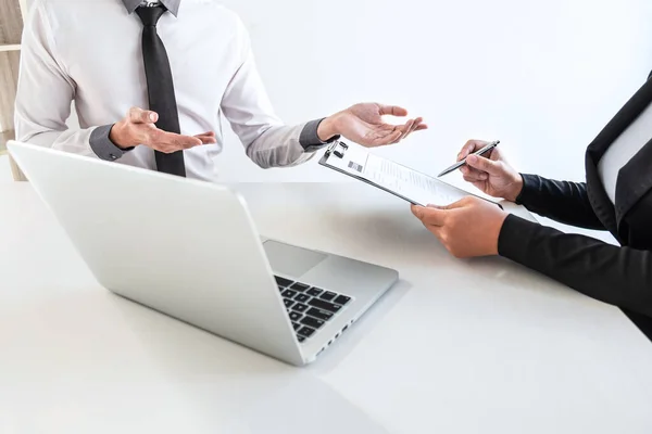 Entrevista Empresário Considere Uma Conversa Currículo Durante Sobre Perfil Candidato — Fotografia de Stock