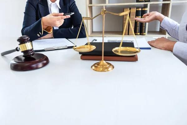 Професійний Жіночий Адвокат Обговорює Переговорну Юридичну Справу Клієнтською Зустріччю Документом — стокове фото