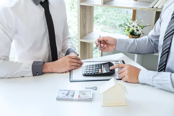 Kaufvertrag Zum Kauf Eines Hauses Immobilienmakler Präsentieren Eigenheimdarlehen Und Geben — Stockfoto