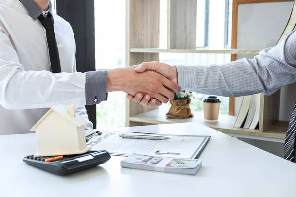 Real Estate Agent Shaking Hands Good Deal Giving House Keys — 스톡 사진