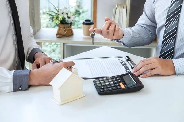 Immobilienmakler Präsentieren Hauskredit Und Senden Schlüssel Kunden Nach Unterzeichnung Des — Stockfoto