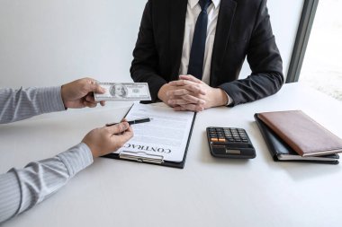 İş adamı, yolsuzluk, yasadışı, sahtekarlık, rüşvet ve yolsuzluk konseptinde anlaşmayı başarıya ulaştırmak için ortaklarının zarfına rüşvet veriyor..