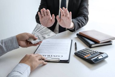 İş adamı, yolsuzluk, yasadışı, sahtekarlık, rüşvet ve yolsuzluk kavramında anlaşma anlaşmasını başarılı kılmak için ortaklarından rüşvet almayı reddediyor.