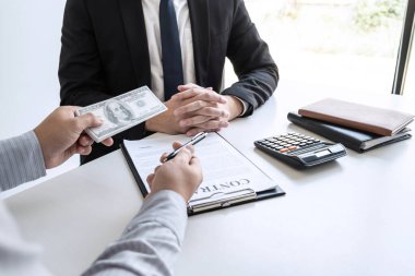 Yasadışı, sahtekâr, rüşvet ve yolsuzluk konsepti. İş adamı, yolsuzluk sahtekarlığında anlaşma anlaşmasını başarılı kılmak için ortağına rüşvet veriyor..
