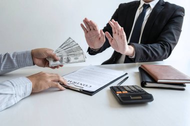 İş adamı, yolsuzluk, yasadışı, sahtekarlık, rüşvet ve yolsuzluk kavramında anlaşma anlaşmasını başarılı kılmak için ortaklarından rüşvet almayı reddediyor.