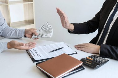 İş adamı, yolsuzluk, yasadışı, sahtekarlık, rüşvet ve yolsuzluk kavramında anlaşma anlaşmasını başarılı kılmak için ortaklarından rüşvet almayı reddediyor.