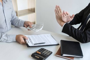 İş adamı, yolsuzluk, yasadışı, sahtekarlık, rüşvet ve yolsuzluk kavramında anlaşma anlaşmasını başarılı kılmak için ortaklarından rüşvet almayı reddediyor.
