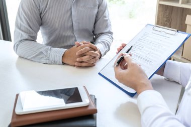 Hasta sunumu yapan ve hastalıkla ilgili rapor ve reçete sonuçlarını kontrol eden ve ilaç, sağlık ve tıbbi konsept kullanımını tavsiye eden doktor.
