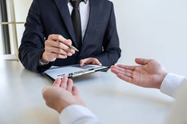 İş görüşmesi yapmayı ve aday soruları sormayı aday profili hakkında bir özgeçmiş görüşmesi yapmayı, bir iş görüşmesi yapmayı düşün ve düşünceleri dinle..