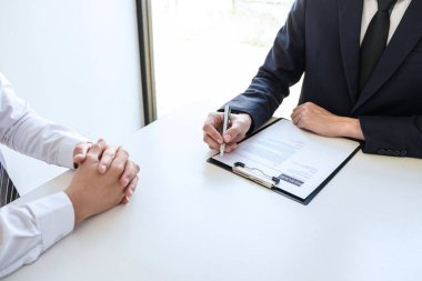 İş komitesi ya da mülakatçı adayın profilini düşünür ve sorar, bir iş ve sohbet yürütmeye devam etmeyi düşünür ve düşüncenin cevaplarını dinler..