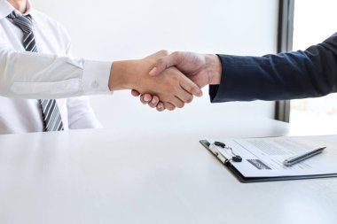 İş görüşmeleri, iş adamları ve askerlerin el sıkışması ya da ofiste çalışırken iş görüşmesi yapmaya alışması..