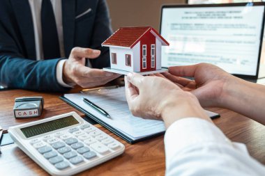 Ev satın almak için satış sözleşmesi, emlakçı ev kredisi sunuyor ve ev satın almak için onaylanmış emlak başvuru formu ile sözleşme imzaladıktan sonra müşteriye anahtarları veriyor.