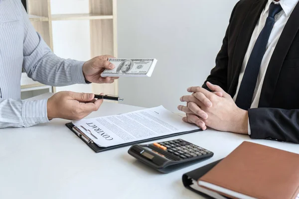 Geschäftsmann Der Bestechungsgeld Den Umschlag Ihres Partners Geben Den Erfolg — Stockfoto