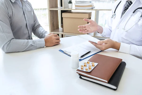 Doctor Patient Discussing Consultation Symptom Problem Diagnosis Disease Talk Patient — Stock Photo, Image
