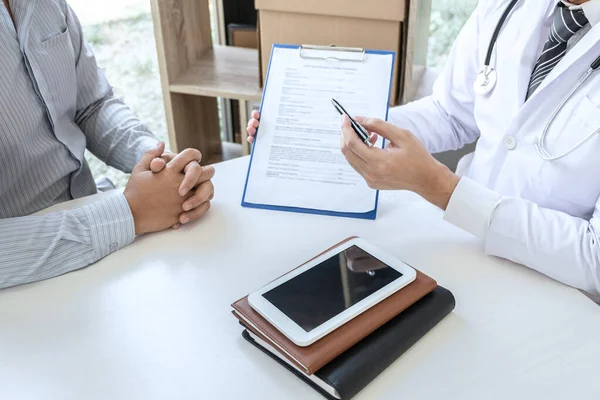 Doctor Patient Discussing Consultation Symptom Problem Diagnosis Disease Talk Patient — Stock Photo, Image